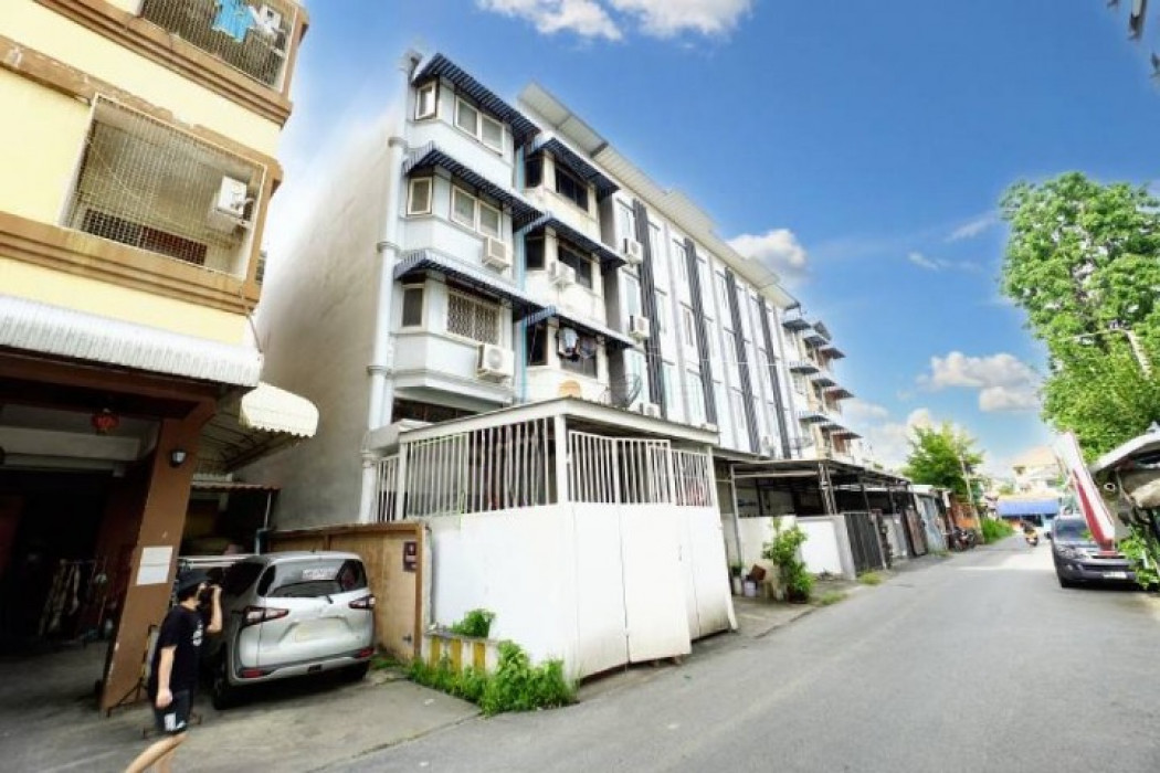 For SaleTownhouseLadprao101, Happy Land, The Mall Bang Kapi : Spacious Townhome with Commercial Potential in Chok Chai 4 Soi 70 for sale, 250 sqm, 21.4 sqwa, 3 bedR, 3 bathR, ideal for home office