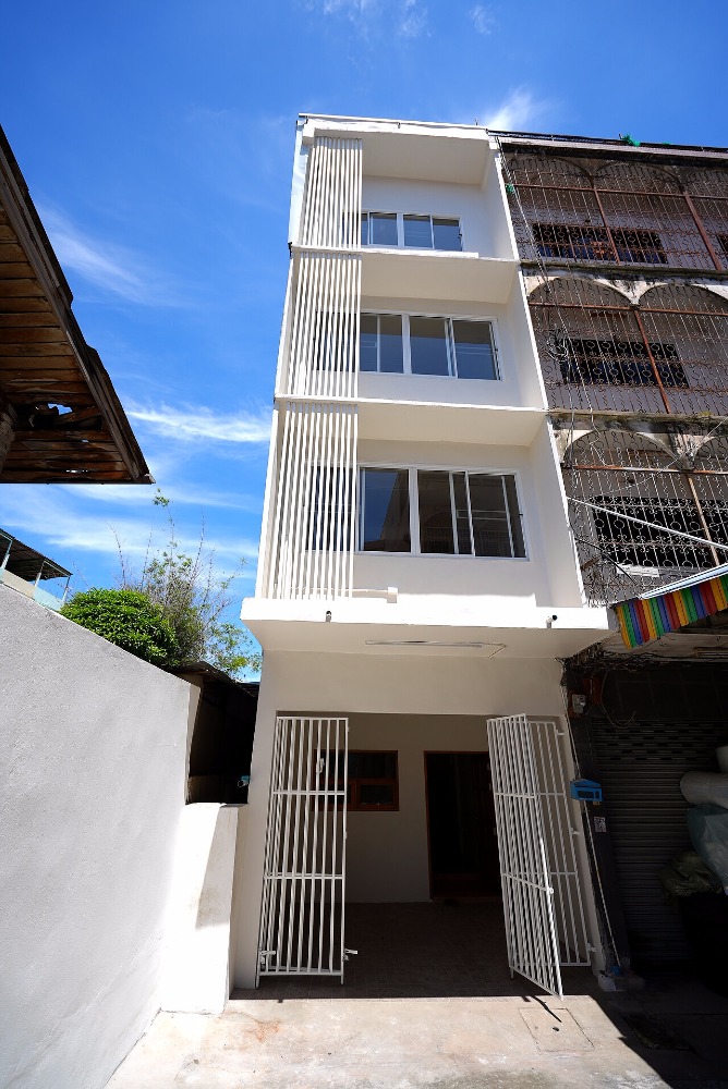 For SaleShophouseWongwianyai, Charoennakor : A9130867 For sale: 4-storey shophouse, newly renovated, in the city center, size 13 sq m, usable area 200 sq m.