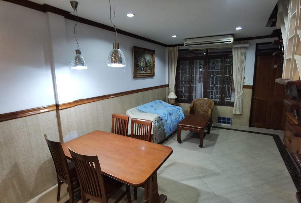 For RentTownhouseSukhumvit, Asoke, Thonglor : 3storey townhouse, usable area approximately 180 square meters, 2 bedrooms, 2.5 bathrooms, fully furnished, 1 parking approximately 10minutes walk from BTS Thonglor.