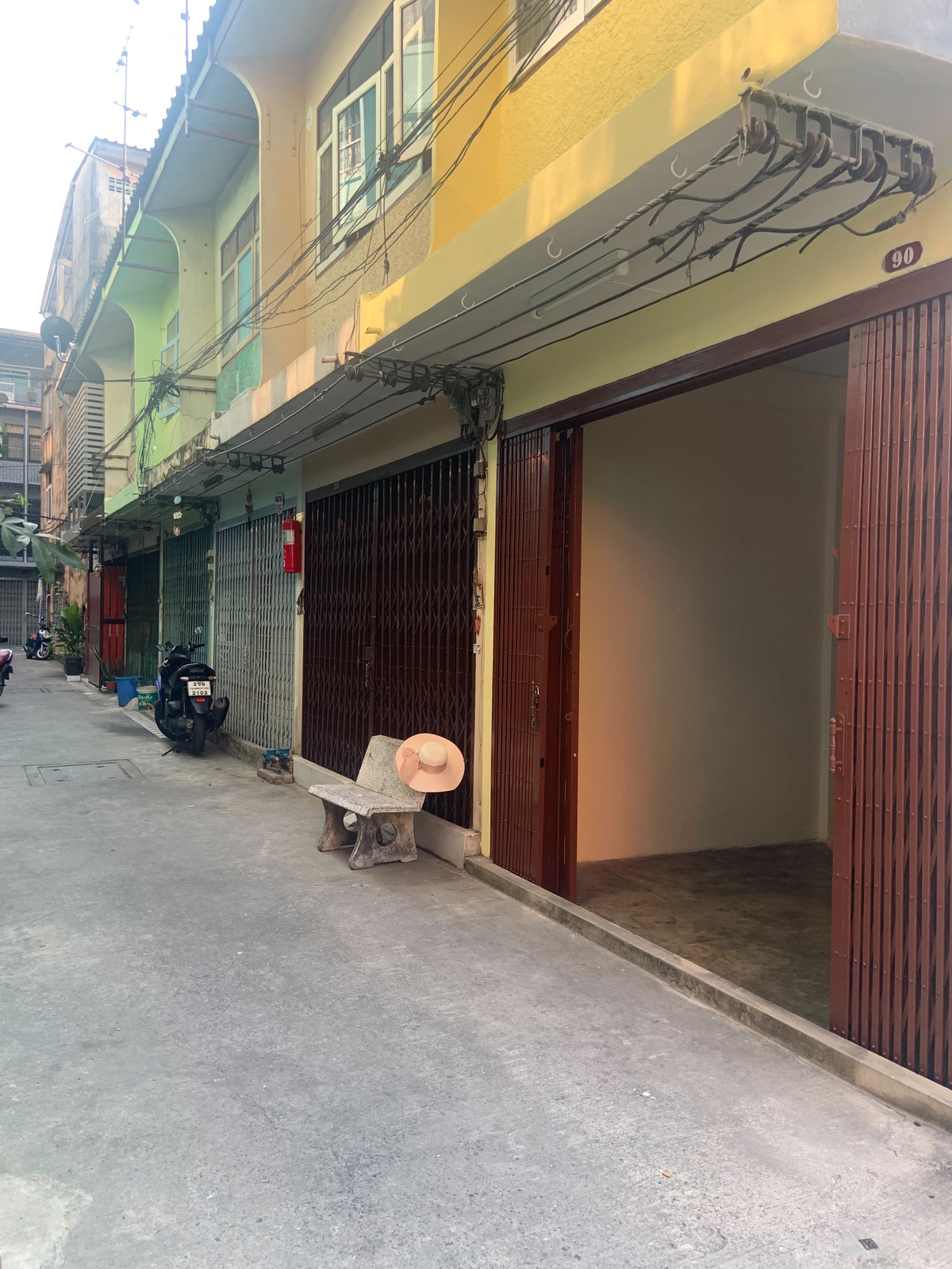 For SaleShop HouseWongwianyai, Charoennakor : For sale: 2-storey building, corner room, Soi Charoen Nakhon 48, near BTS Krung Thon Buri