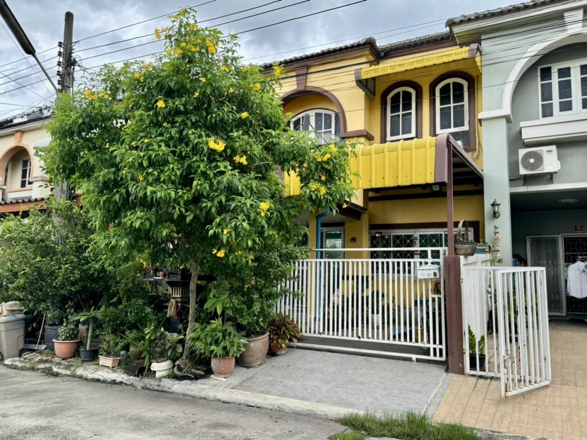 For SaleTownhouseNawamin, Ramindra : Cheap sale, 2-storey townhouse, Sukthip Village, next to Khlong Song Road, size 25.8 sq m, 2 large bedrooms, 2 bathrooms, air conditioners throughout the house, no common fees, convenient transportation, near the Pink Line BTS