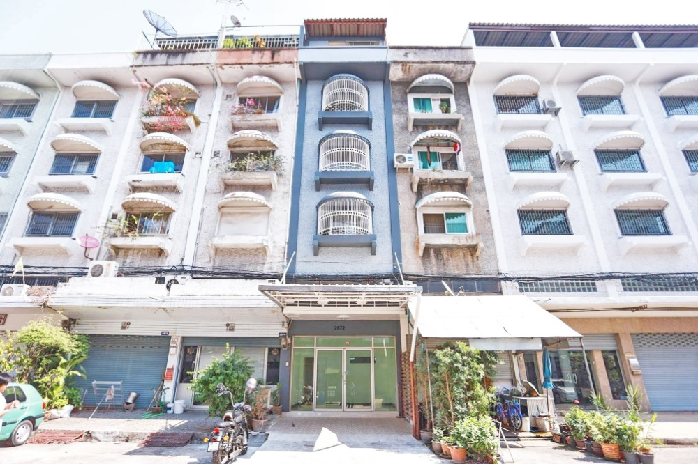 For SaleHouseLadprao101, Happy Land, The Mall Bang Kapi : CB004😍 For SELL Commercial Building for sale, 5.5 floors, 5 bedrooms, near MRT Lat Phrao 101, Lat Phrao, Lat Phrao, house area: 12 sq m, usable area: 300 sq m, for sale: 6,200,000฿, O92-8676473, O65-9423251, LineID: @newnormal