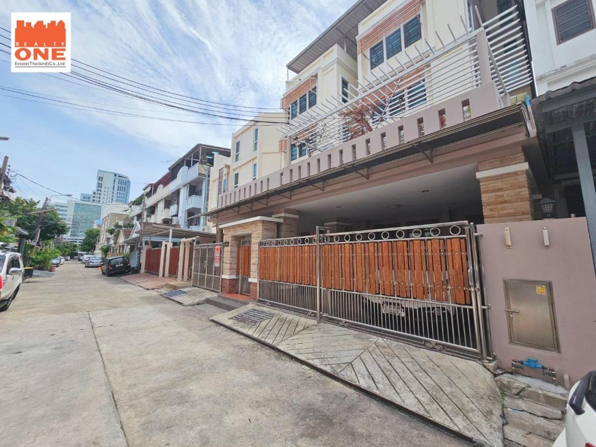 For SaleHome OfficeOnnut, Udomsuk : For sale/rent, 5-storey townhouse, 2 units connected together, suitable for a home office or a large family, only 500 m. from Punnawithi BTS, near the expressway entrance/exit!