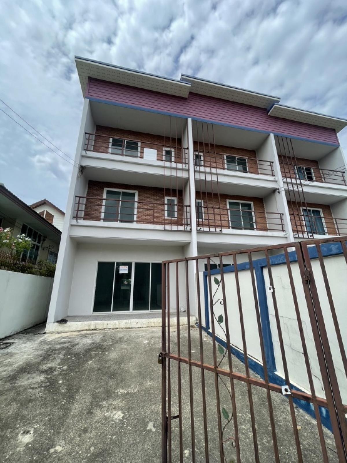 For SaleShophousePathum Thani,Rangsit, Thammasat : Selling a 3-storey commercial building, 2 adjacent units, Lam Luk Ka Khlong 2. ...