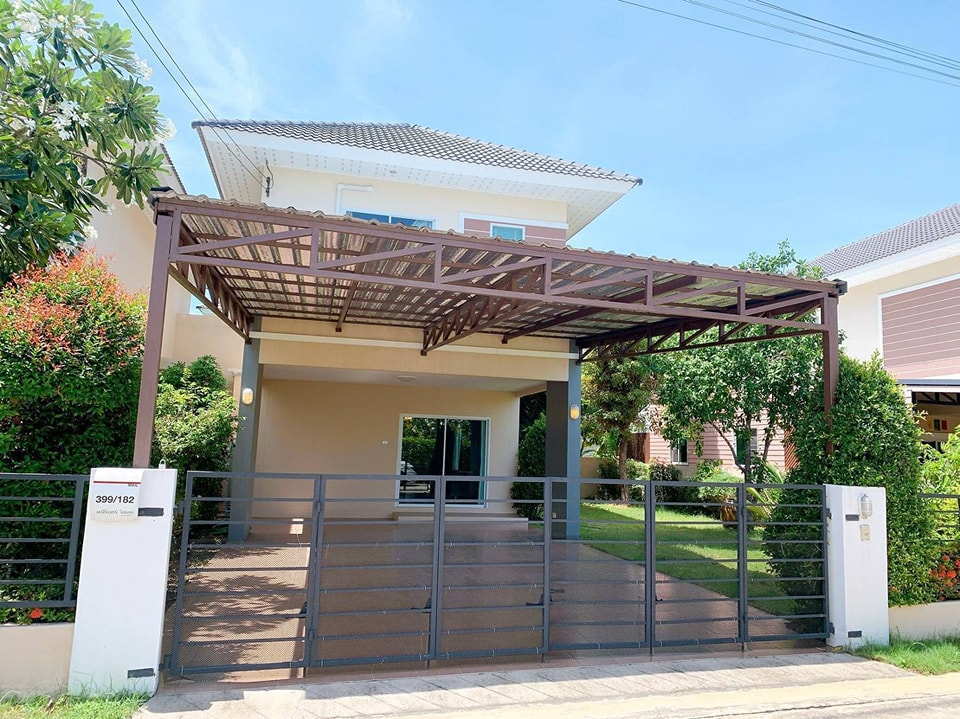 For SaleHouseSriracha Laem Chabang Ban Bueng : For sale: 2-storey detached house, Manirin Village, Bang Phra, for sale with furniture, beautifully decorated, ready to move in