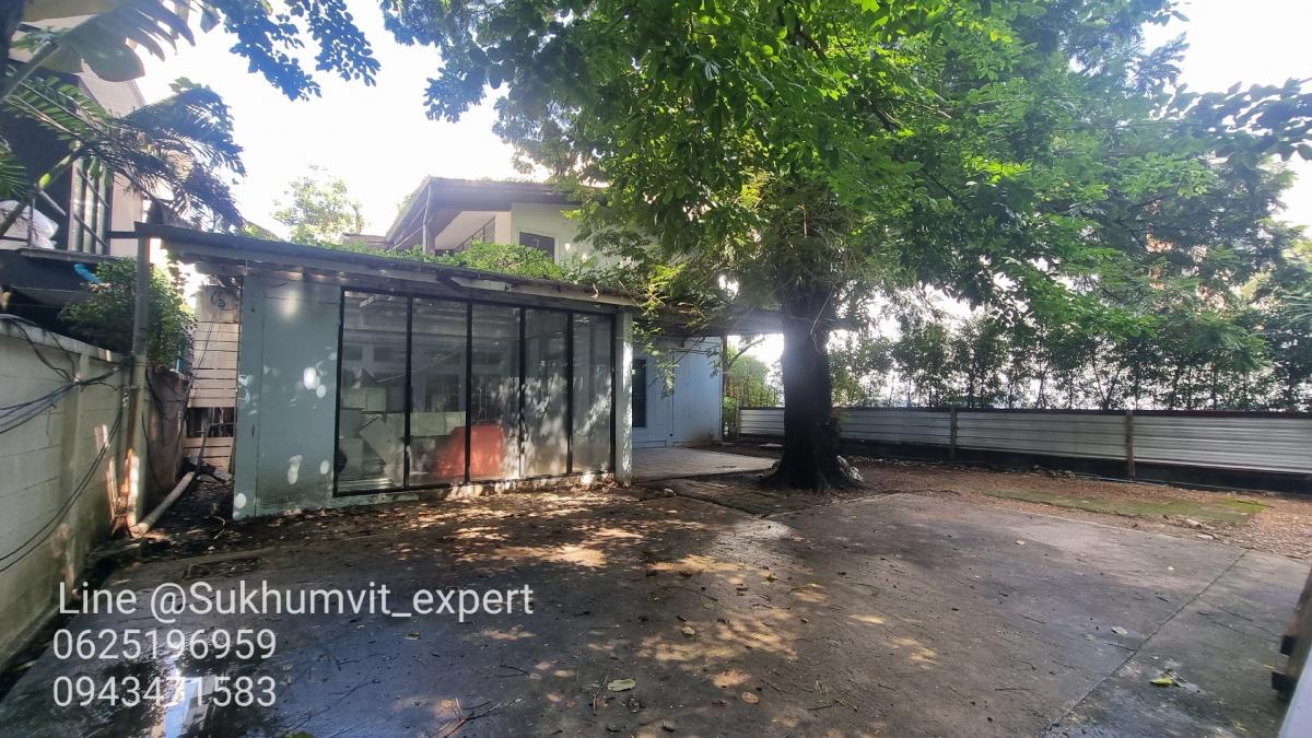 For RentHouseSukhumvit, Asoke, Thonglor : For rent, Thonglor, 2-storey detached house, 4-car parking, suitable for a restaurant, shady atmosphere with big trees