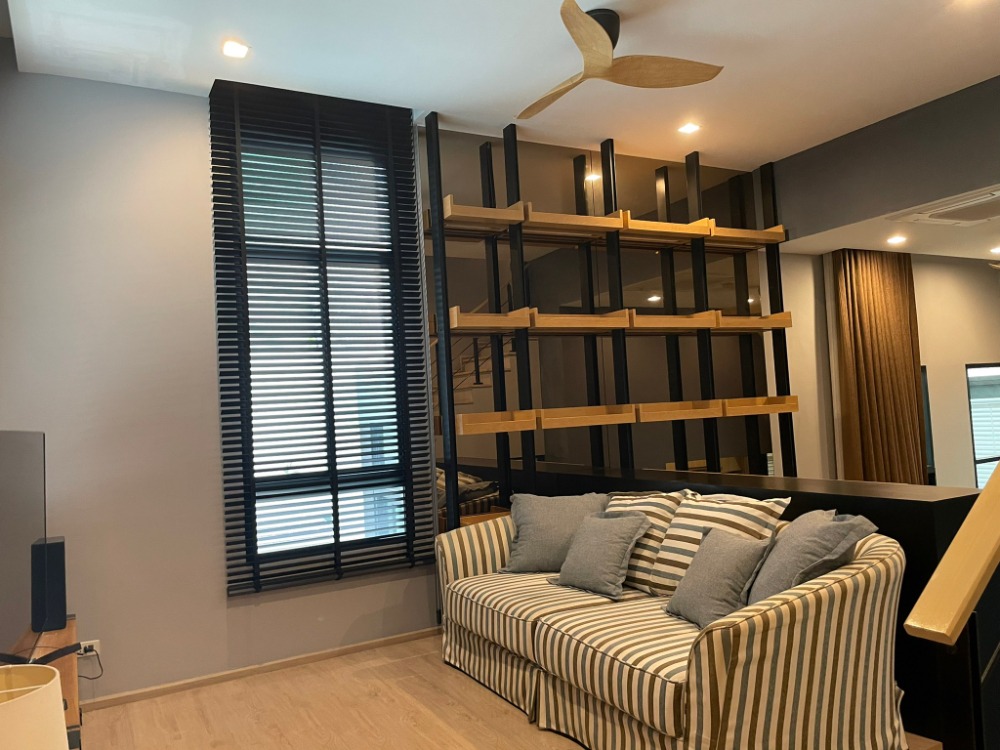 ให้เช่าทาวน์เฮ้าส์/ทาวน์โฮมพระราม 3 สาธุประดิษฐ์ : 3 Stories townhome, corner unit. for rent