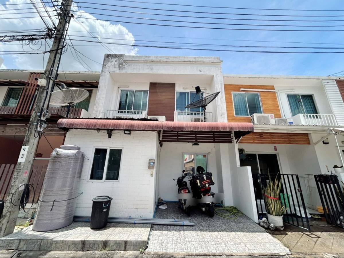 For SaleTownhouseKaset Nawamin,Ladplakao : Selling very cheap ❗️Below the appraised price❗️❗️ 2-story townhouse Areeya The color 1 Kaset-Nawamin, Lat Pla Khao Road **In front of the house does not collide with anyone.