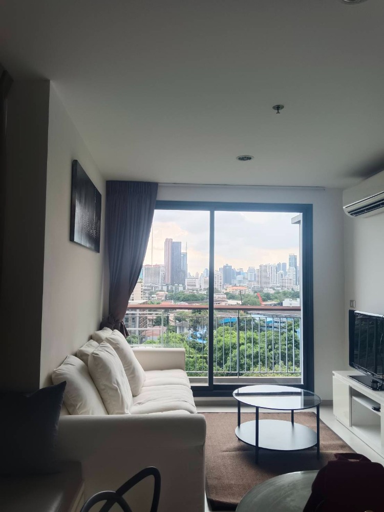 For RentCondoSukhumvit, Asoke, Thonglor : GOOD DEAL!! 1bed Big Size, Bright and Corner room, 3 minutes walk to BTS Ekkamai