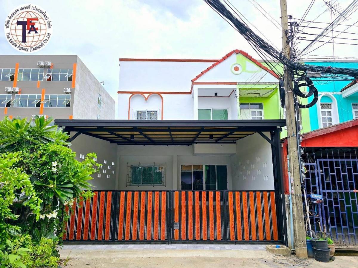 For SaleTownhomeLadkrabang, Suwannaphum Airport : For sale: 2-storey townhouse, Yukolrat Village, corner house, Luang Phaeng Road, Thap Yao, Lat Krabang, Suvarnabhumi Airport, Royal Golf Course, Snake Park, Hua Takhe Market, Lat Krabang Industrial Estate, Charoen Noi Police Station, Lat Krabang Hospital,