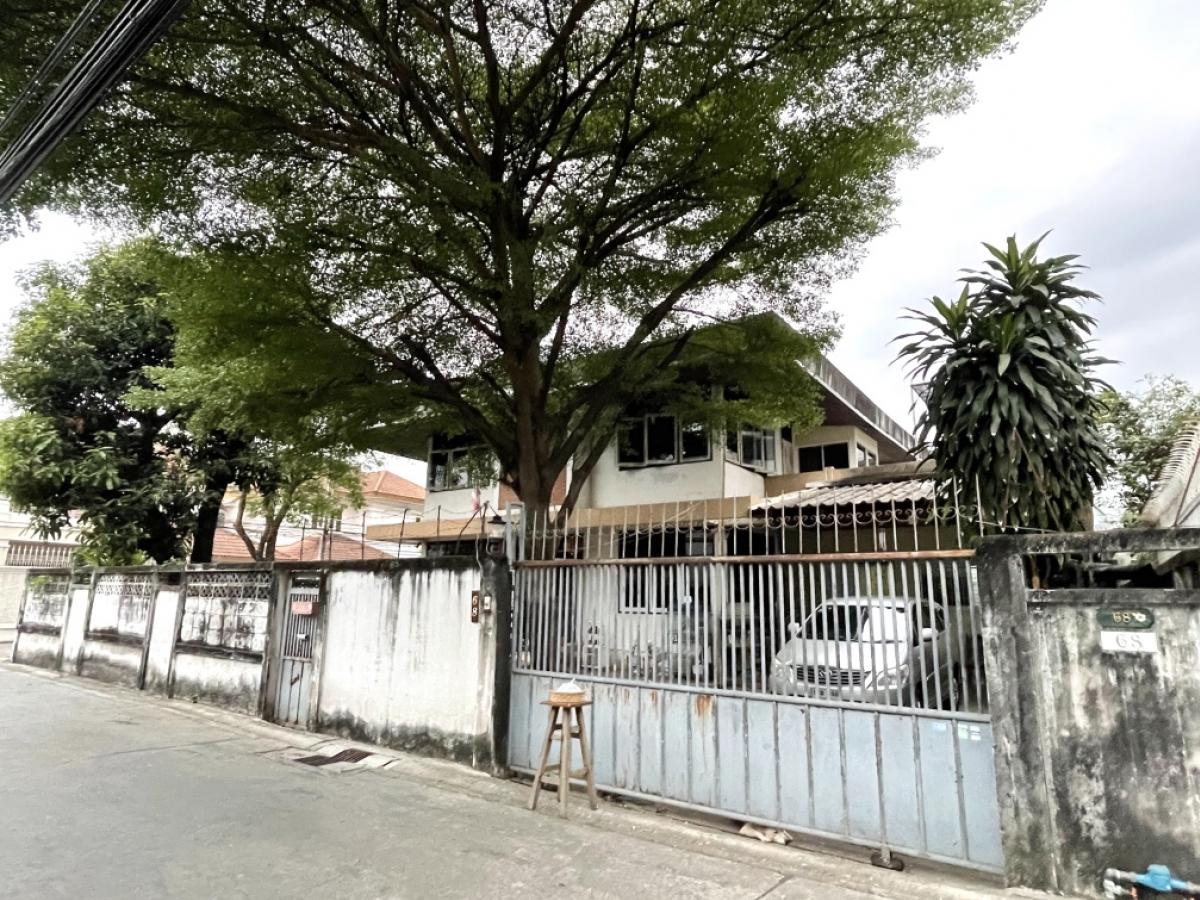 For SaleHouseRatchadapisek, Huaikwang, Suttisan : For sale: 2-storey detached house, Soi Lat Phrao 34, enter the alley about 700-800 meters only, 5 bedrooms, 2 bathrooms.