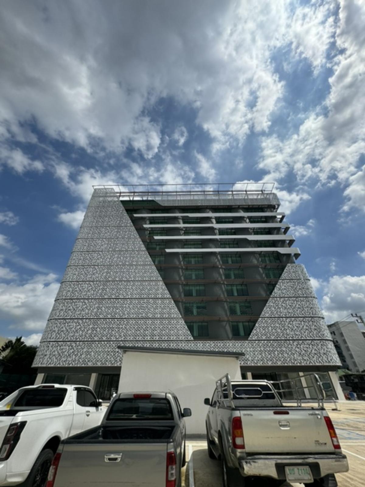 For RentShowroomLadprao, Central Ladprao : Rental : Stand Alone Commercials Building In Lardprow , 8,700 sqm , 12 Storeys , 4 Rai • Hospital / Clinic • Office• Super Market • Showroom • Warehouse For rent: Multi-purpose building, 12-storey building on Lad Phrao Road, near the BTS, near the express