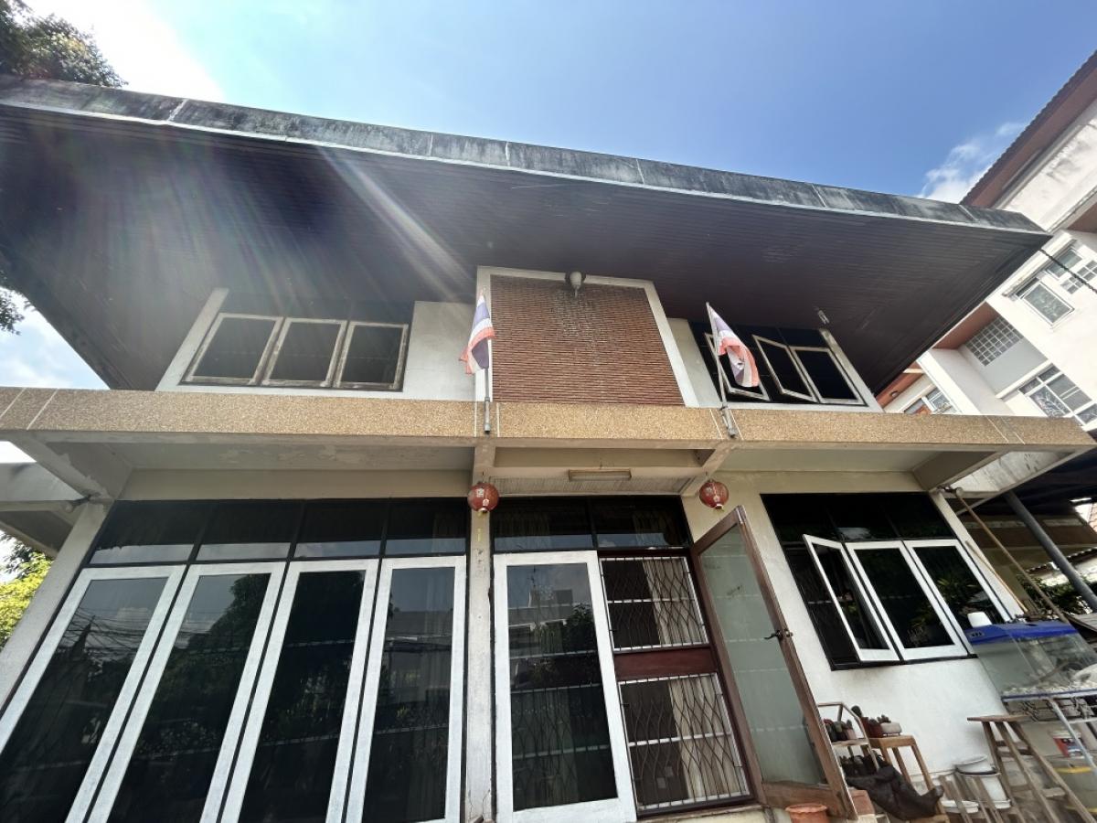 For SaleHouseRatchadapisek, Huaikwang, Suttisan : For sale: 2-storey detached house, Soi Lat Phrao 34, enter the alley about 700-800 meters only, 5 bedrooms, 2 bathrooms.