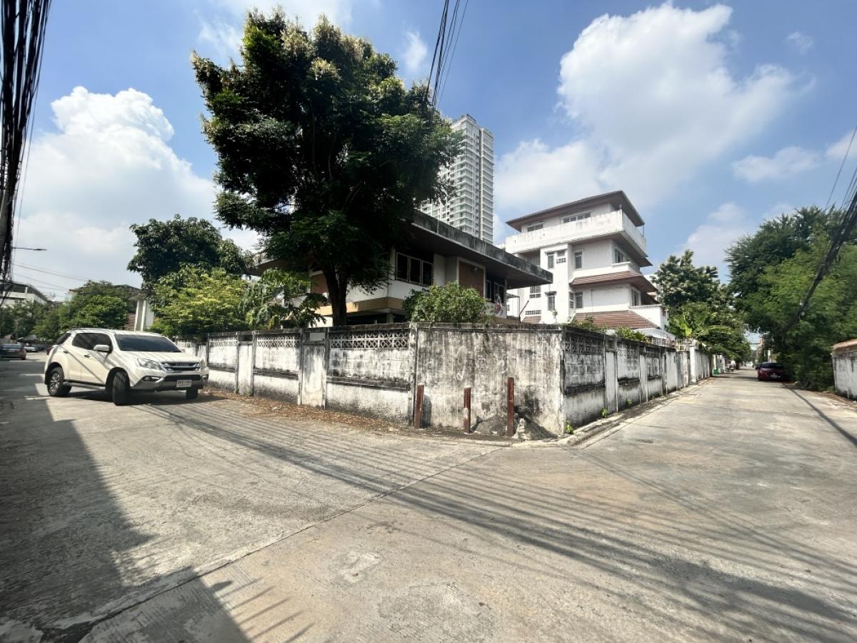 For SaleHouseRatchadapisek, Huaikwang, Suttisan : For sale: 2-storey detached house, Soi Lat Phrao 34, enter the alley about 700-800 meters only, 5 bedrooms, 2 bathrooms.