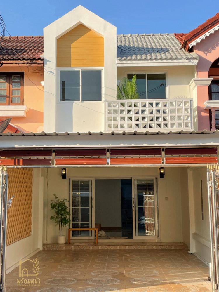 For SaleTownhomeLadprao101, Happy Land, The Mall Bang Kapi : For sale: 2-storey townhouse, Pimthong Village, Lat Phrao 101, area 23 sq m., selling for only 2,890,000 baht.