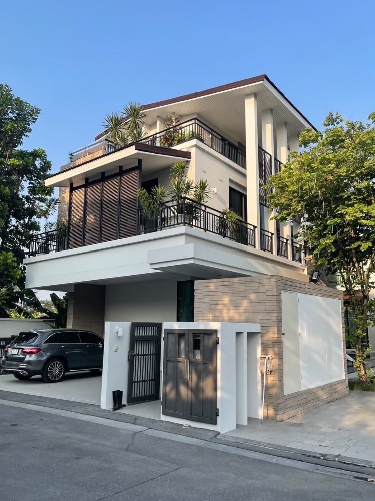 For SaleLandPattanakan, Srinakarin : Krungthep Kreetha land With buildings, a total of 2 rai, divided into a total of 9 plots, 8 plots of 84 sq m each and another 1 plot is a road of 128 sq w. Price 110 million baht, selling with tenants for 600,000 baht per month.