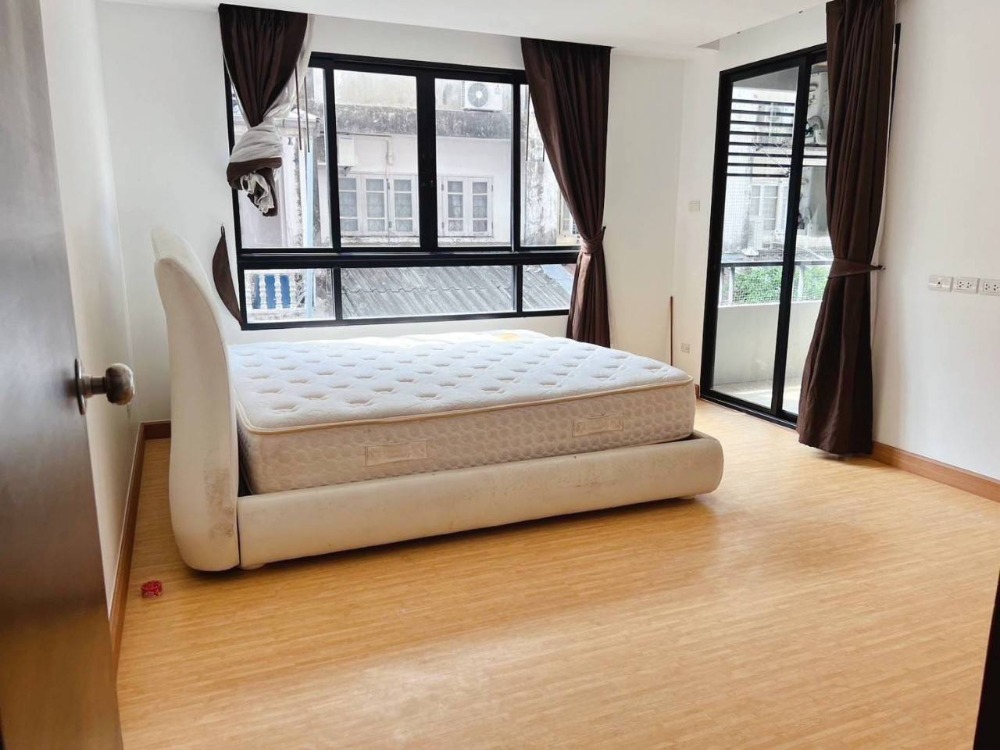 For SaleCondoRatchadapisek, Huaikwang, Suttisan : Newly renovated, ready to move in!!! Condo J.W.City Ratchada 32, a prime location condo in the heart of Ratchadaphisek Road, close to work areas, convenient transportation,