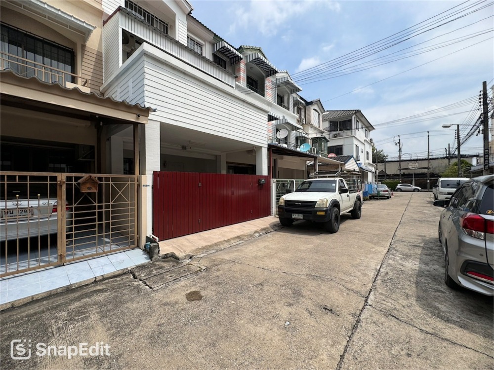 For RentTownhouseLadkrabang, Suwannaphum Airport : Townhouse for rent in the city center village, Soi Rama 9 43, near The Nine shopping mall, price 29,000 baht/month (N.1316)