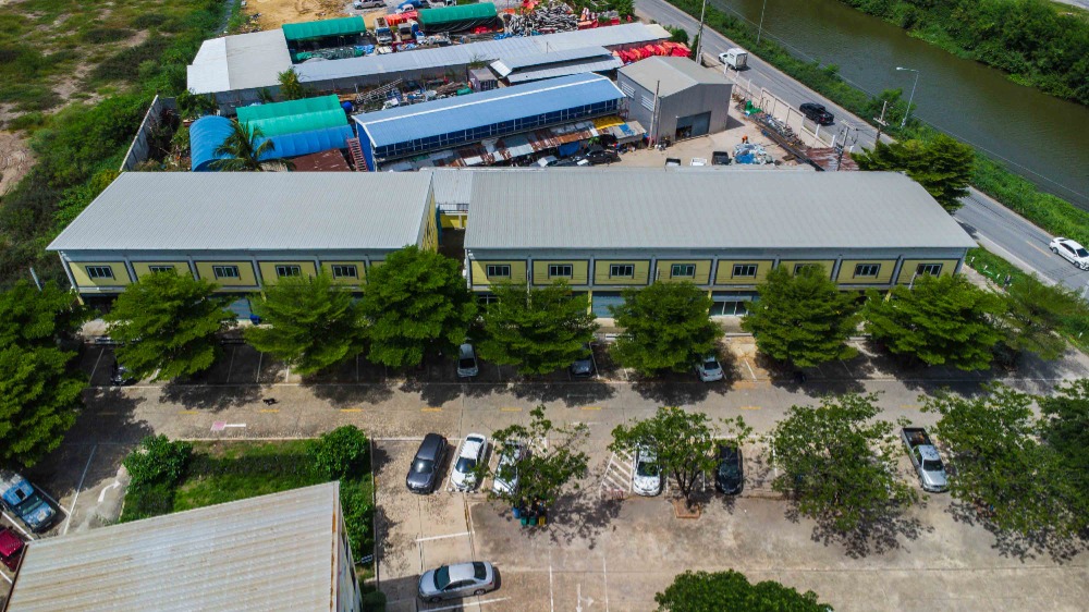 For SaleShop HousePathum Thani,Rangsit, Thammasat : Good investment! Good for resale!! For sale: Commercial building with land, 14 units, Lat Lum Kaeo, Pathum Thani, near Highway 340, Bang Bua Thong - Suphan Buri Road, suitable for shops, home offices, near apartments, employment sources, community areas!