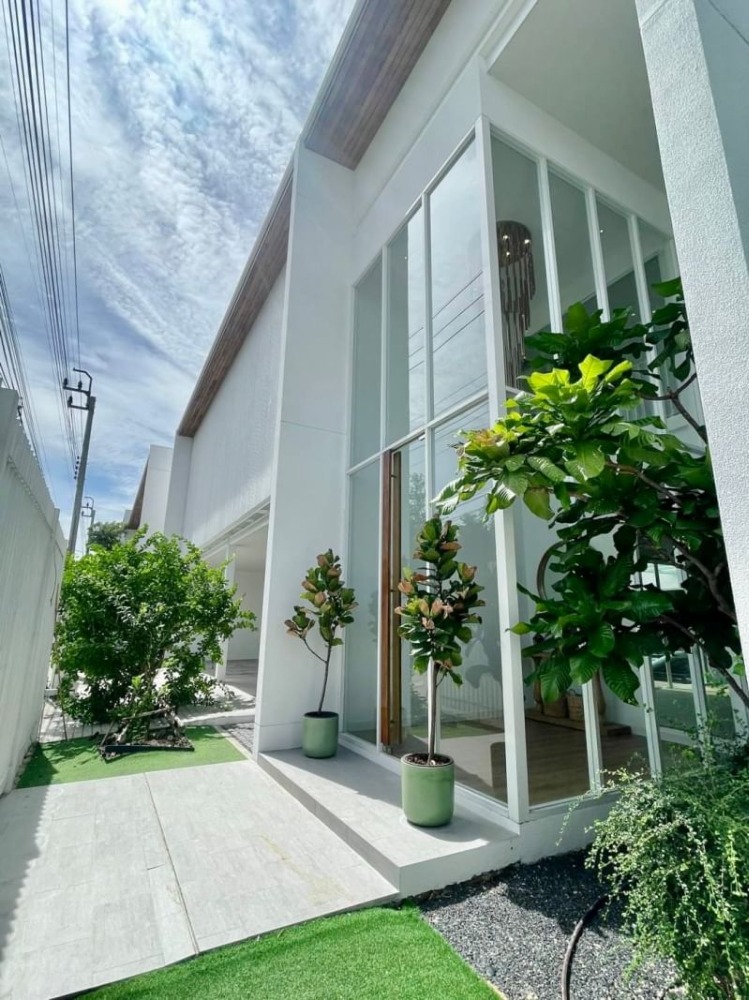 For SaleHouseNawamin, Ramindra : Luxury 3-Storey Modern House for Sale