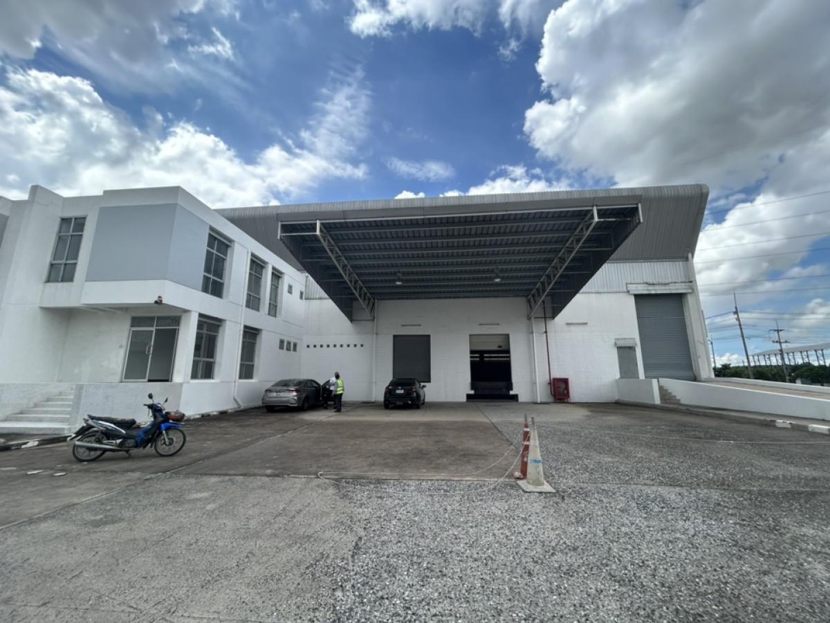 For RentWarehouseSriracha Laem Chabang Ban Bueng : Warehouse for rent, Sriracha location, near Pinthong 1 Industrial Estate, usable area 1000 sq m.