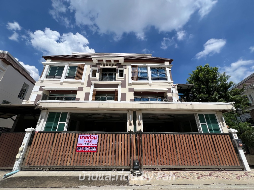 For SaleTownhouseKasetsart, Ratchayothin : Townhome for sale, 2 rooms, corner house, Baan Klang Krung Ratchavipha, next to #Ratchadaphisek road, near the #Prachanukun intersection.