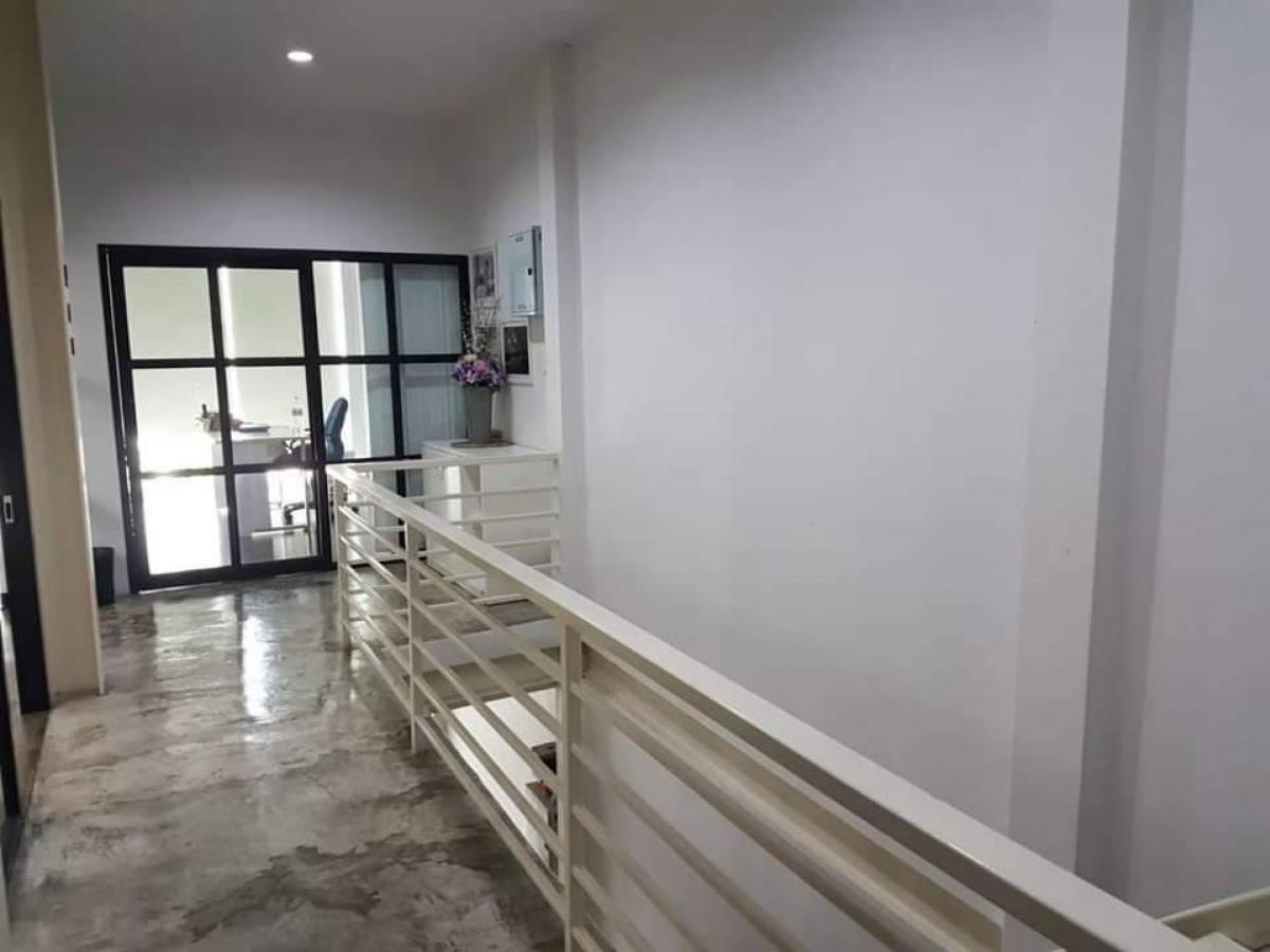 For SaleShophouseSilom, Saladaeng, Bangrak : For sale: 3-storey commercial building, 2 units, Silom Road, Soi 3, 550 meters from BTS Sala Daeng.