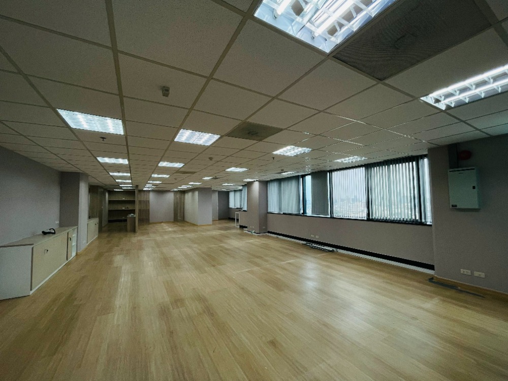 For RentOfficeRatchadapisek, Huaikwang, Suttisan : Office space for rent, Ratchadaphisek Road, Olympia Thai Tower, 21st floor, area 229 sq m, partially decorated, rental fee 171,750 baht / month.