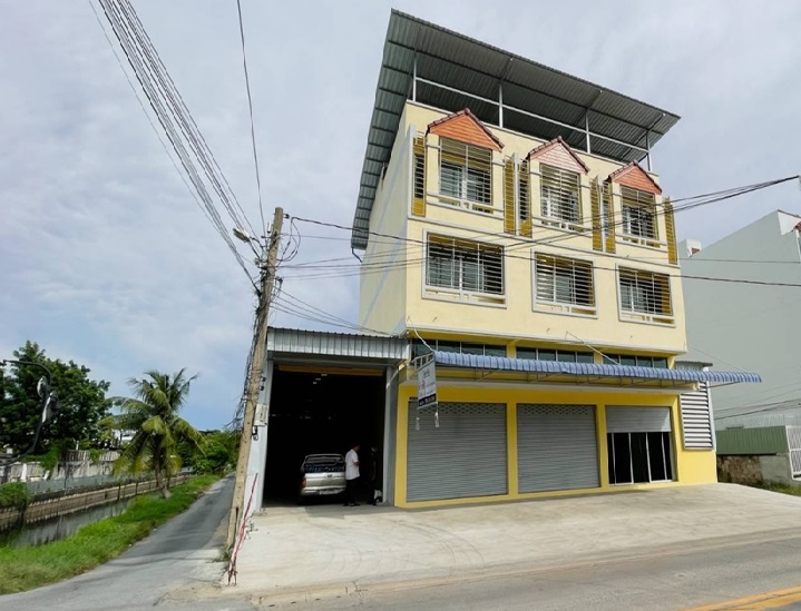 For RentWarehouseRama 2, Bang Khun Thian : For Rent 3.5-storey office building with warehouse, Soi Sagaegam, near the expressway ring road, only 200 meters from Kanchanaphisek Road, Rama 2 Road / Total usable area 1,269 square meters / There is a warehouse area at the back, very good location, on 