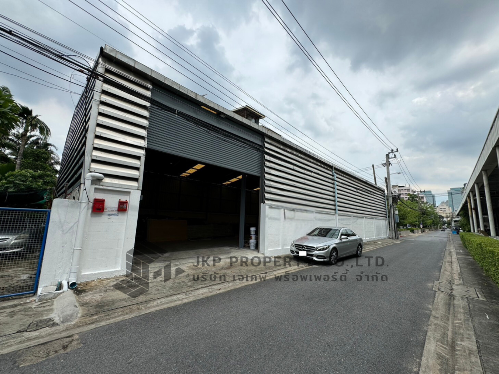 For RentWarehouseRatchadapisek, Huaikwang, Suttisan : Warehouse for rent 400 sq.m. Samsen Nok, Huai Khwang, Bangkok (Ad number: JKP84)