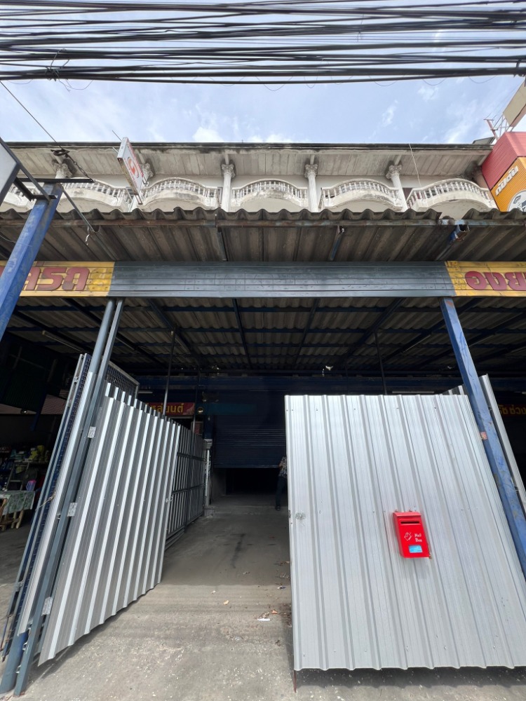 For SaleShophousePathum Thani,Rangsit, Thammasat : Very cheap for sale, commercial building on the main road (Nimit Mai Road), area 28 sq m, 3.5 floors, with parking, suitable for living and investing for profit.