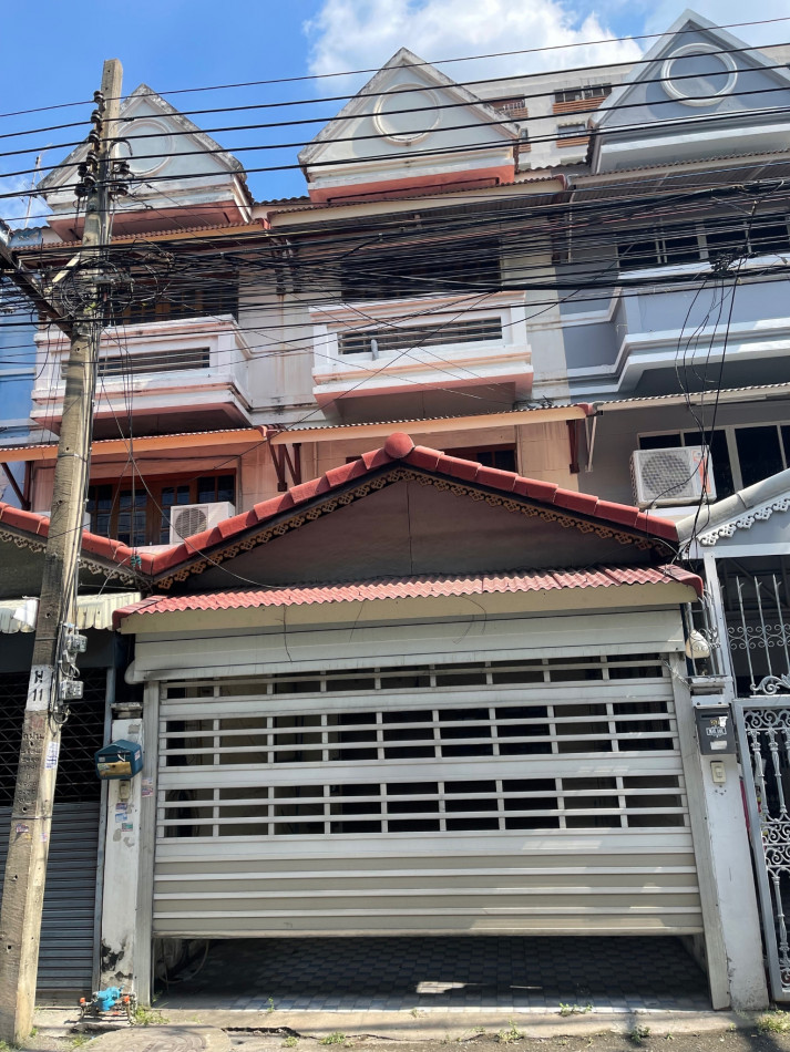 For SaleTownhomeNonthaburi, Bang Yai, Bangbuathong : 3 -storey townhouse for sale, Soi Rewadee 17, near Nonthaburi Government Center, near MRT 2, priced at sale !!