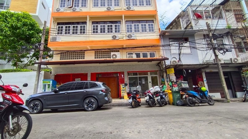 For SaleShophouseYaowarat, Banglamphu : For sale: 3 shophouses, area 28 sq m, accommodation with rental rooms, on Soi Nak Bamrung Road, Bangkok. The building is on the roadside, convenient for travel.