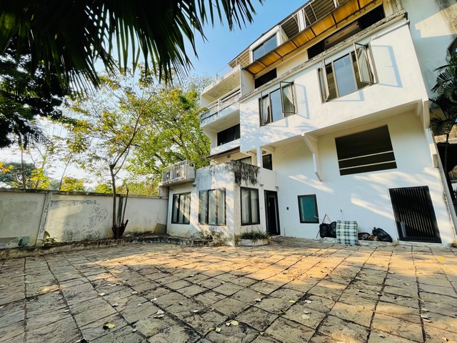 For SaleHouseWitthayu, Chidlom, Langsuan, Ploenchit : For sale: 4-storey detached house with roof terrace, Soi Sathorn 11, Intersection 12, area 50.6 sq m, front of house faces east.