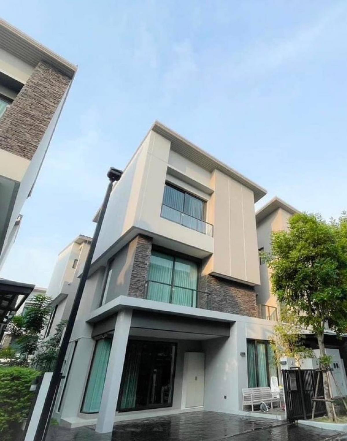 For SaleHouseYothinpattana,CDC : 📢👇For Sale with tenant til 1 Sep 25, petfriendly house in good compound, near many restaurants , Central Eastville