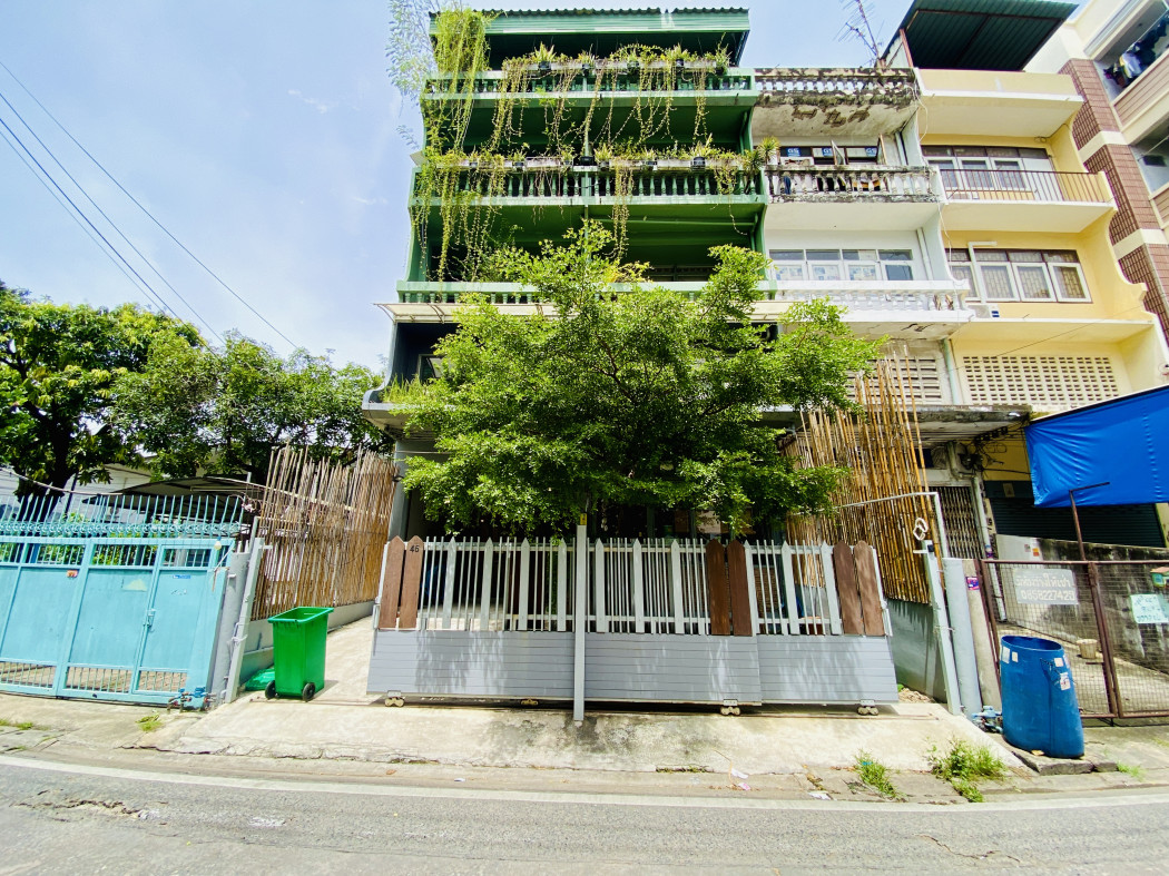 For SaleShophouseRamkhamhaeng, Hua Mak : For sale: Commercial building near BTS, Ramkhamhaeng 52, usable area 593 sq m, size 50.5 sq wa, Huamark 2