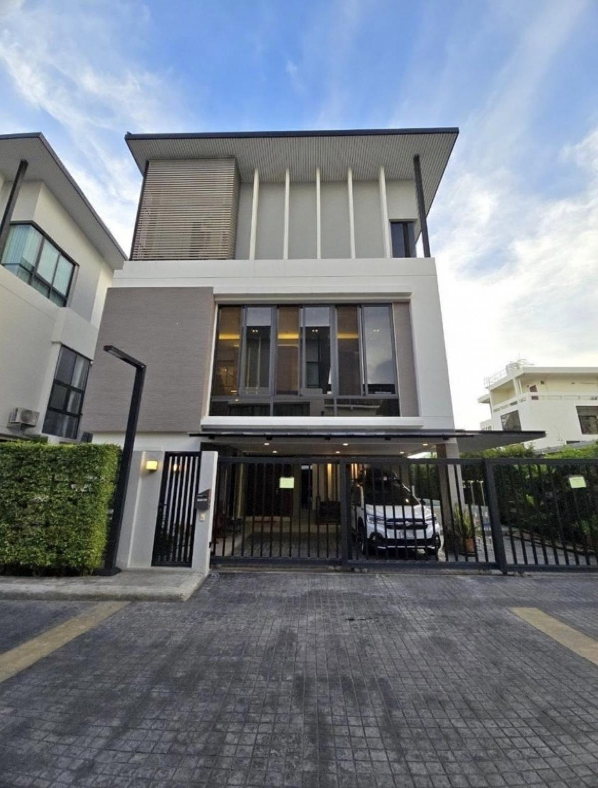 For SaleHouseYothinpattana,CDC : The Glamor Ekkamai - Pradit Manutham, 3.5-storey luxury single house, for sale 38 million, transfer fee 50/50, 3 bedrooms, 4 bathrooms