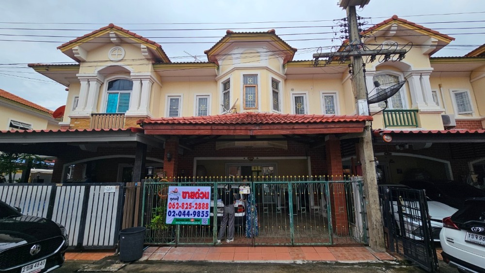 For SaleTownhomePathum Thani,Rangsit, Thammasat : 2-storey townhouse, Pruksa Ville 1 project, on the main road, cheap, good location, Lam Luk Ka Khlong 2, area 21.3 square wah, 3 bedrooms, 3 bathrooms, 1 living room and 1 kitchen, 2 balconies, 2 parking spaces, facing south.