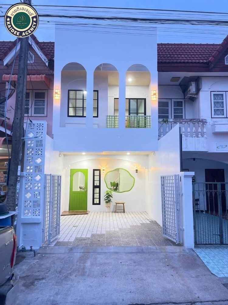 For SaleTownhousePathum Thani,Rangsit, Thammasat : 2-storey townhouse, Chatnarong Village, Villa 4, Lam Luk Ka, Sai Samphan Market, Soi Pien Non, Big C Lam Luk Ka, Khlong 4, B-Care Hospital, Triam Bundit School, Rabiab Witthaya School, Wat Sai Mai, Big C, Lotus, Makro, near the expressway Kanchanaphisek-B