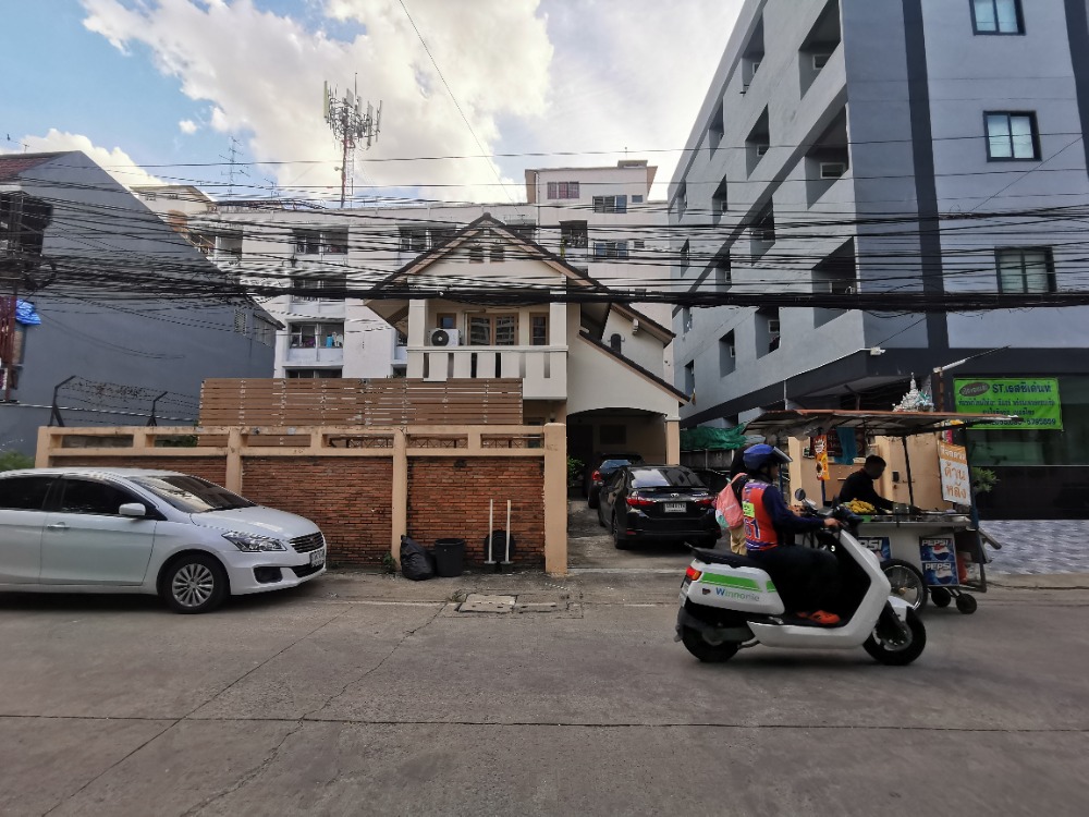 For SaleHouseRamkhamhaeng, Hua Mak : House for sale with land, business location, near the 4-lane main road, behind Ramkhamhaeng (Rajamangala Stadium), near Makro, ABAC, Ramkhamhaeng University, through Rama 9