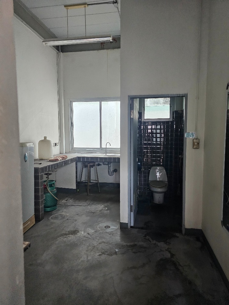 For RentShophouseSukhumvit, Asoke, Thonglor : For rent: 4-storey building, suitable for use as a central kitchen.