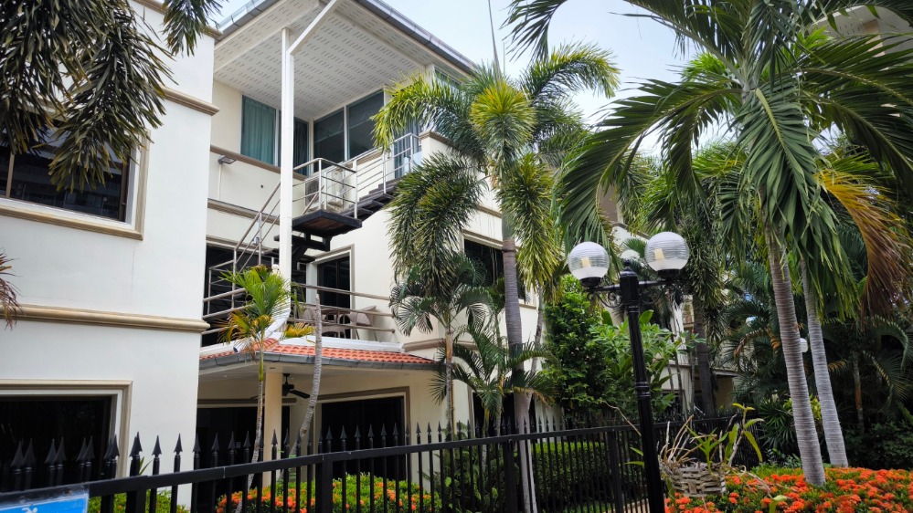 ให้เช่าบ้านพัทยา บางแสน ชลบุรี สัตหีบ : 3-storey Villa for rent on Pratumnak Soi 5