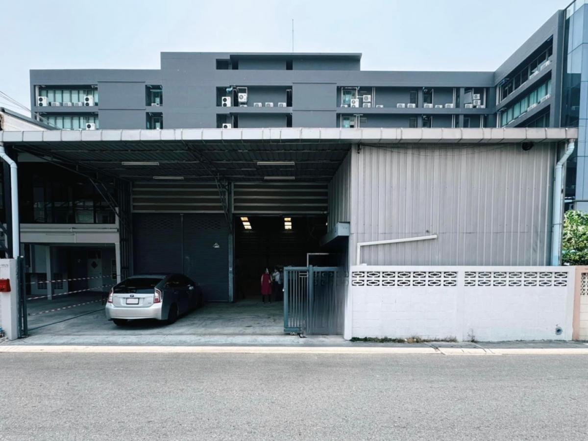 For RentWarehouseRatchadapisek, Huaikwang, Suttisan : For rent: Office, warehouse, Soi Rung Ruang, Ratchadaphisek Road, Bangkok. Good location, convenient transportation, near MRT, underground, can register a company.