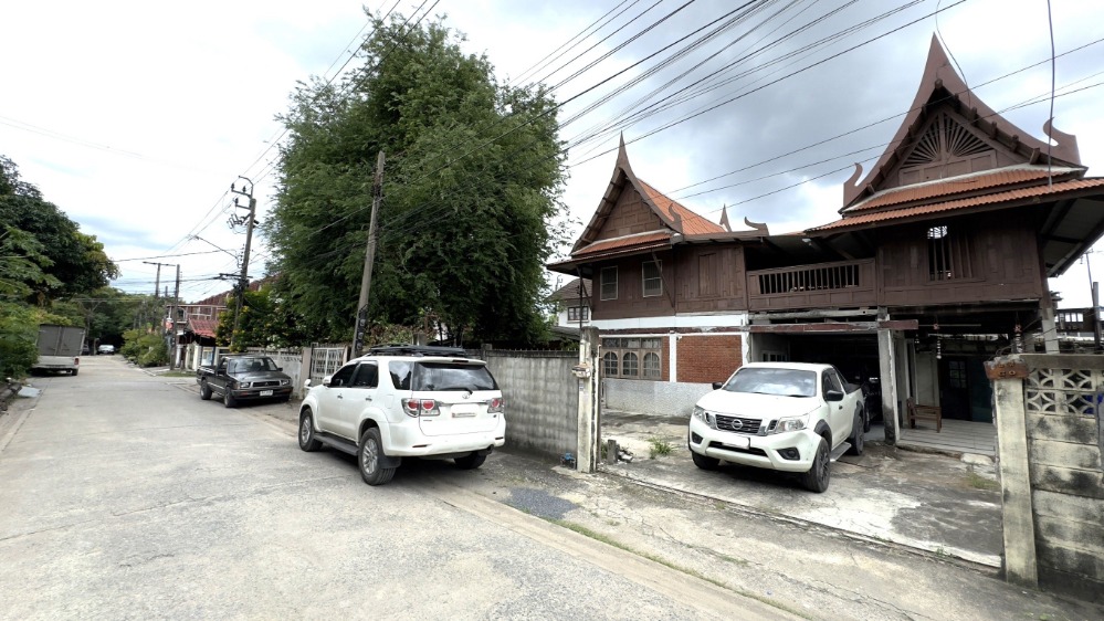 For SaleLandNawamin, Ramindra : Land for sale, Ram Intra 39, Soi 2, plus an old Thai-style house, 70 square wah