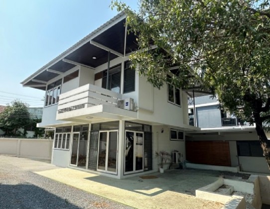 For RentHome OfficePattanakan, Srinakarin : Call 081-632-0632 Home Office for rent / 2-storey detached house, Soi Sukhumvit 60/1 / 280 meters from BTS Bang Chak, walkable / large house 168 square wah / residential or Home Office