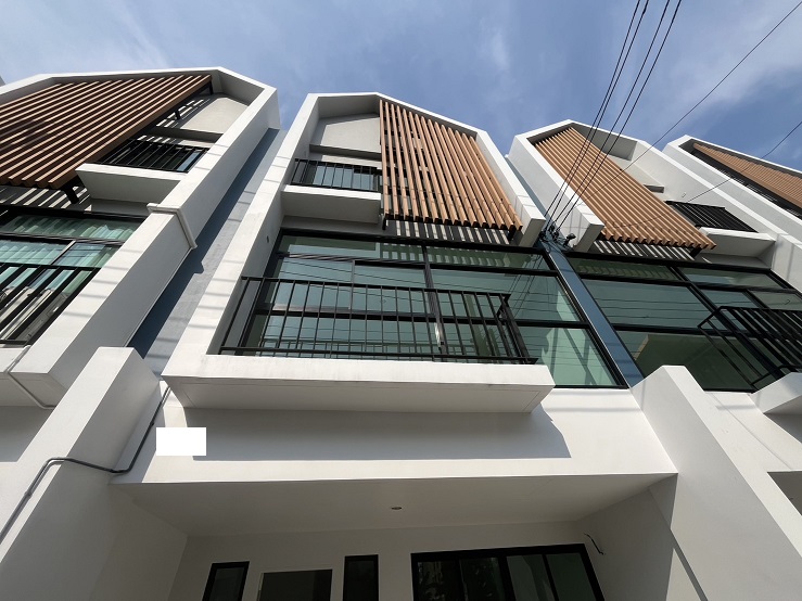 For RentHome OfficePattanakan, Srinakarin : Call 081-632-0632 Townhouse for rent / Home Office 3 floors, Deco Home project, Soi Sukhumvit 70/5, Deco Home, 300 meters from BTS Bearing, new condition, suitable as an office, can register a company.