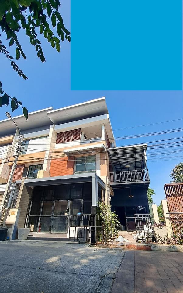 For RentTownhouseChaengwatana, Muangthong : Townhome for rent, corner room, width 7.5 meters Can make an office Opposite Central Chaengwattana