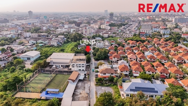 For SaleLandBang kae, Phetkasem : Land for sale, Phetkasem 68, Soi 25, area 80 square wah, near The Mall Bang Khae, suitable for building a house.