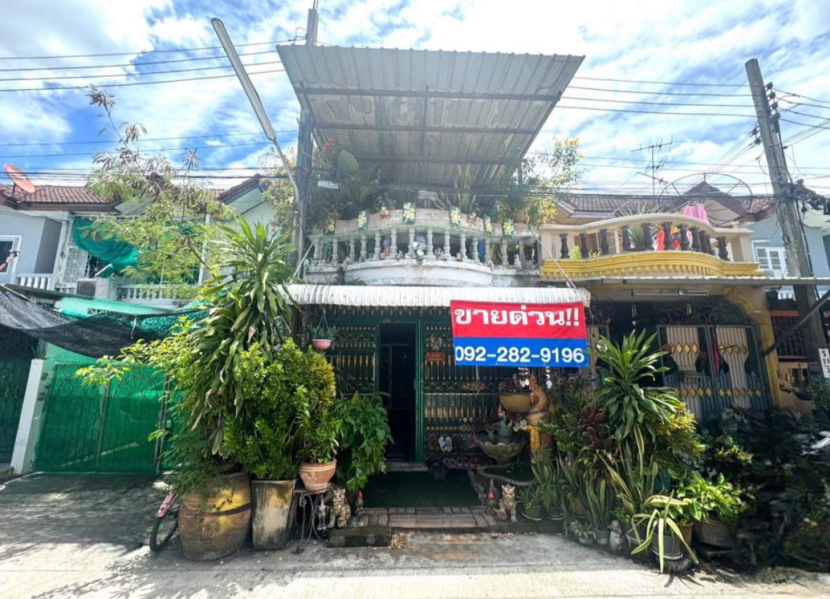 For SaleTownhouseRama 2, Bang Khun Thian : Urgent sale, 2-storey townhouse, Sinthavee Ngam Charoen Village, Soi Anan Ngam Charoen 27, large size 29.1 sq.w., has an extension, has a balcony, and is next to a canal. If you live there, you will be lucky.