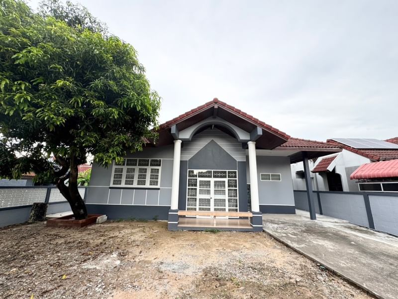 For SaleHouseSriracha Laem Chabang Ban Bueng : Single house with a large area, near Ansamchan-Sriracha School, the house is in very good condition, price less than 3 million.